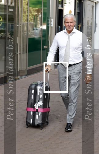 Amsterdam 8 augustus 2024
Dries Roelvink komt terug met zijn koffer van optreden in het buitenland.