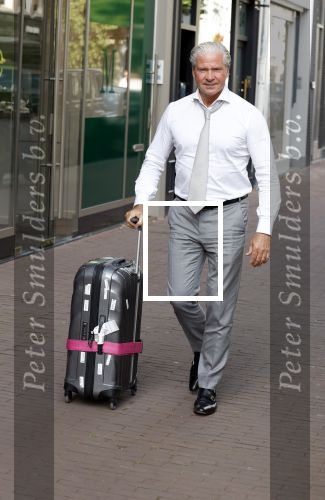 Amsterdam 8 augustus 2024
Dries Roelvink komt terug met zijn koffer van optreden in het buitenland.