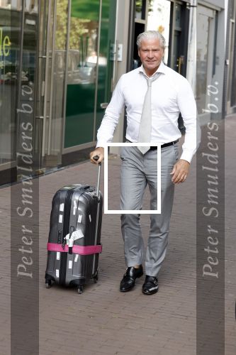 Amsterdam 8 augustus 2024
Dries Roelvink komt terug met zijn koffer van optreden in het buitenland.