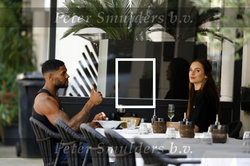 Amsterdam 8 augustus 2024
Famke Louise en Denzel Slager lunchen in Amsterdam zuid . Ze rijden in een electrische Porsche Tacan