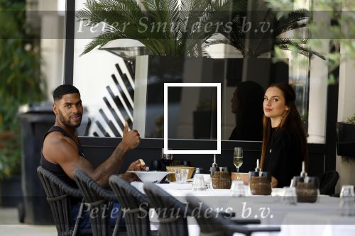 Amsterdam 8 augustus 2024
Famke Louise en Denzel Slager lunchen in Amsterdam zuid . Ze rijden in een electrische Porsche Tacan