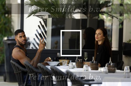 Amsterdam 8 augustus 2024
Famke Louise en Denzel Slager lunchen in Amsterdam zuid . Ze rijden in een electrische Porsche Tacan