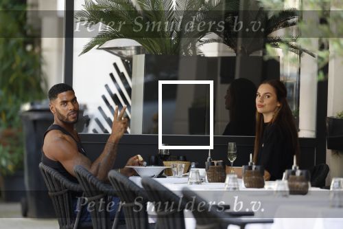 Amsterdam 8 augustus 2024
Famke Louise en Denzel Slager lunchen in Amsterdam zuid . Ze rijden in een electrische Porsche Tacan
