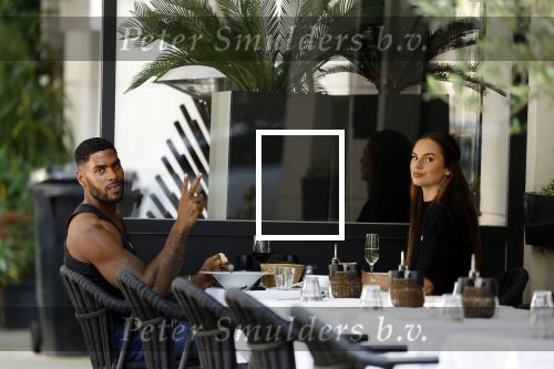 Amsterdam 8 augustus 2024
Famke Louise en Denzel Slager lunchen in Amsterdam zuid . Ze rijden in een electrische Porsche Tacan