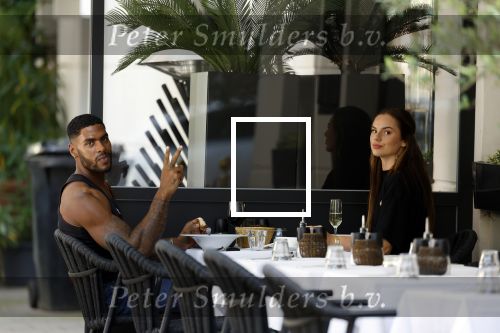 Amsterdam 8 augustus 2024
Famke Louise en Denzel Slager lunchen in Amsterdam zuid . Ze rijden in een electrische Porsche Tacan
