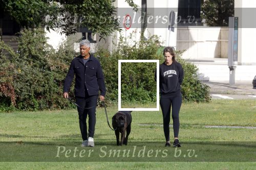 Amsterdam 23 augustus 2024
Frank Rijkaard en zijn vrouw Stephanie laten hun hond uit