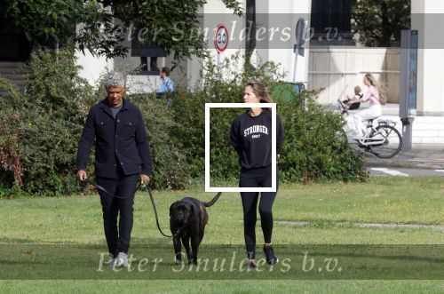Amsterdam 23 augustus 2024
Frank Rijkaard en zijn vrouw Stephanie laten hun hond uit