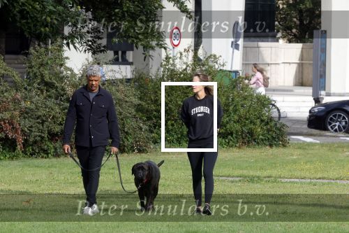 Amsterdam 23 augustus 2024
Frank Rijkaard en zijn vrouw Stephanie laten hun hond uit