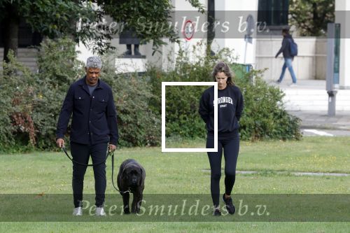 Amsterdam 23 augustus 2024
Frank Rijkaard en zijn vrouw Stephanie laten hun hond uit