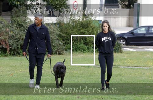 Amsterdam 23 augustus 2024
Frank Rijkaard en zijn vrouw Stephanie laten hun hond uit