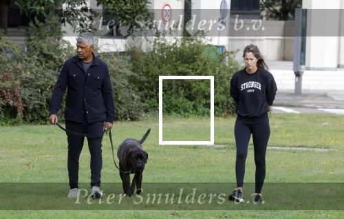 Amsterdam 23 augustus 2024
Frank Rijkaard en zijn vrouw Stephanie laten hun hond uit