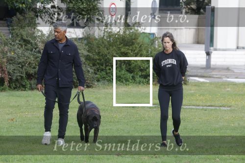 Amsterdam 23 augustus 2024
Frank Rijkaard en zijn vrouw Stephanie laten hun hond uit