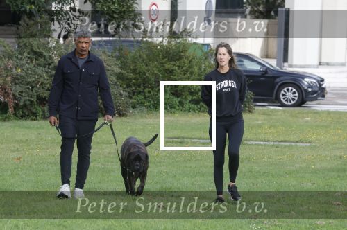 Amsterdam 23 augustus 2024
Frank Rijkaard en zijn vrouw Stephanie laten hun hond uit