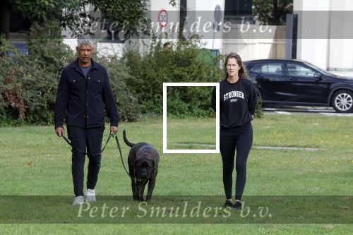 Amsterdam 23 augustus 2024
Frank Rijkaard en zijn vrouw Stephanie laten hun hond uit