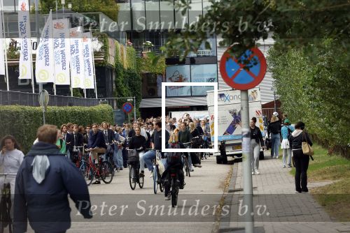 Amsterdam augustus 2024
Prinses Amalia heeft haar ontgroeningsweek in Amsterdam . Ze slapen in het Frans Otten Stadion met alle medestudenten . Ze gaan met fiets de stad in . Het regent meerdere dagen . Ook gaan ze varen  met een sloep  op de Amstel.