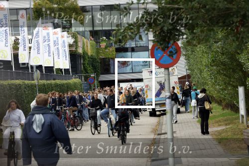 Amsterdam augustus 2024
Prinses Amalia heeft haar ontgroeningsweek in Amsterdam . Ze slapen in het Frans Otten Stadion met alle medestudenten . Ze gaan met fiets de stad in . Het regent meerdere dagen . Ook gaan ze varen  met een sloep  op de Amstel.