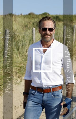 Scheveningen 27 augustus 2024
Afscheids feestje van Mark Rutte bij strandtent Culpepper. Hugo de Jonge met hand in gips