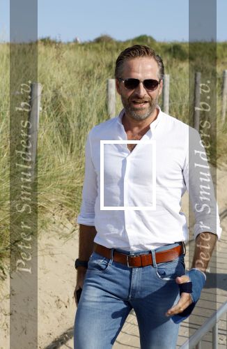 Scheveningen 27 augustus 2024
Afscheids feestje van Mark Rutte bij strandtent Culpepper. Hugo de Jonge met hand in gips