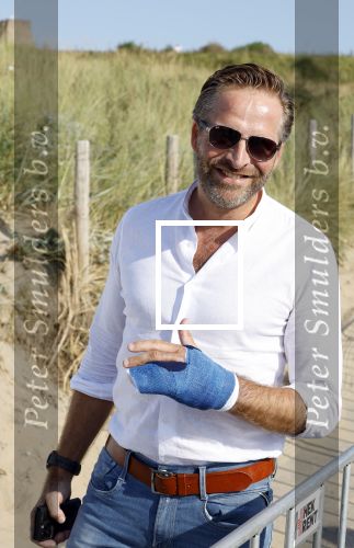 Scheveningen 27 augustus 2024
Afscheids feestje van Mark Rutte bij strandtent Culpepper. Hugo de Jonge met hand in gips