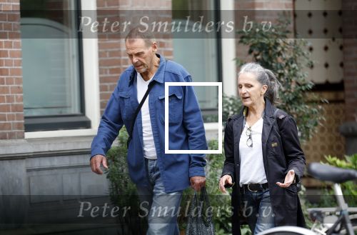 Amsterdam 22 augustus 2024
Joop Oonk met zijn vrouw op straat in Amsterdam.