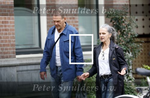 Amsterdam 22 augustus 2024
Joop Oonk met zijn vrouw op straat in Amsterdam.