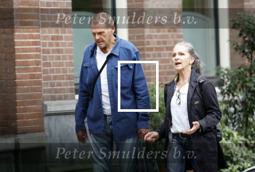 Amsterdam 22 augustus 2024
Joop Oonk met zijn vrouw op straat in Amsterdam.