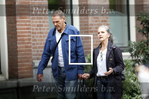 Amsterdam 22 augustus 2024
Joop Oonk met zijn vrouw op straat in Amsterdam.