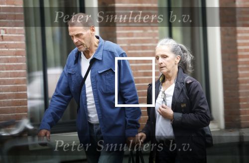 Amsterdam 22 augustus 2024
Joop Oonk met zijn vrouw op straat in Amsterdam.