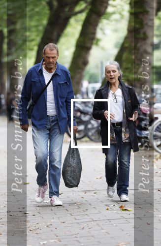 Amsterdam 22 augustus 2024
Joop Oonk met zijn vrouw op straat in Amsterdam.
