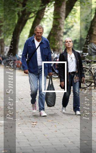 Amsterdam 22 augustus 2024
Joop Oonk met zijn vrouw op straat in Amsterdam.