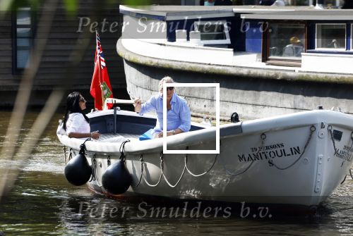 Amsterdam 11 augustus 2024
Jort Kelder en (een) vriendin op zijn sloep op de grachten van Amsterdam op mooie zonnige zondagmiddag . Ze varen naar zijn huis / appartement in omgeving Artis.