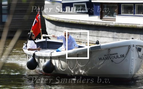 Amsterdam 11 augustus 2024
Jort Kelder en (een) vriendin op zijn sloep op de grachten van Amsterdam op mooie zonnige zondagmiddag . Ze varen naar zijn huis / appartement in omgeving Artis.