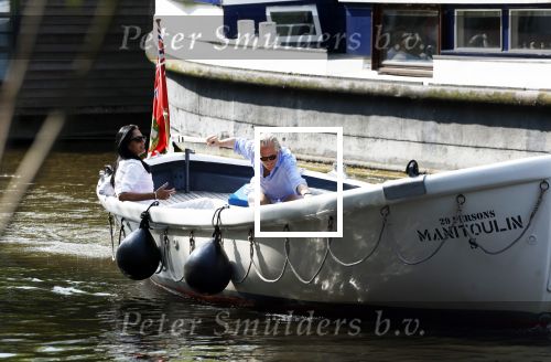 Amsterdam 11 augustus 2024
Jort Kelder en (een) vriendin op zijn sloep op de grachten van Amsterdam op mooie zonnige zondagmiddag . Ze varen naar zijn huis / appartement in omgeving Artis.