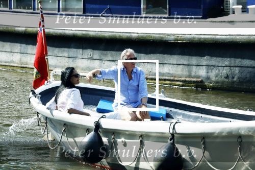 Amsterdam 11 augustus 2024
Jort Kelder en (een) vriendin op zijn sloep op de grachten van Amsterdam op mooie zonnige zondagmiddag . Ze varen naar zijn huis / appartement in omgeving Artis.