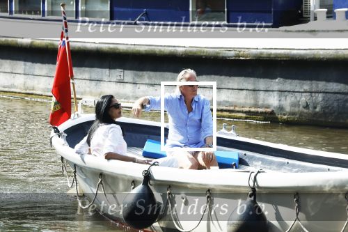 Amsterdam 11 augustus 2024
Jort Kelder en (een) vriendin op zijn sloep op de grachten van Amsterdam op mooie zonnige zondagmiddag . Ze varen naar zijn huis / appartement in omgeving Artis.