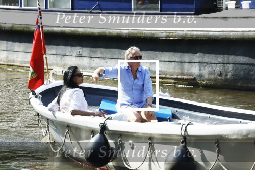 Amsterdam 11 augustus 2024
Jort Kelder en (een) vriendin op zijn sloep op de grachten van Amsterdam op mooie zonnige zondagmiddag . Ze varen naar zijn huis / appartement in omgeving Artis.