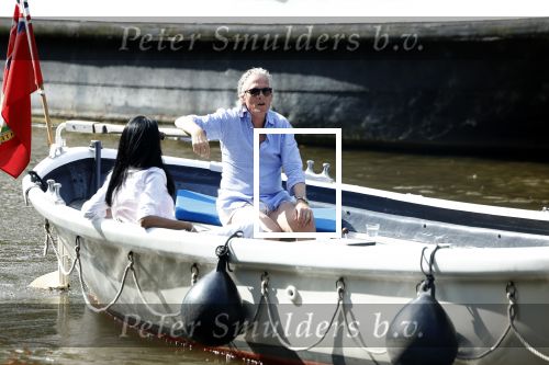 Amsterdam 11 augustus 2024
Jort Kelder en (een) vriendin op zijn sloep op de grachten van Amsterdam op mooie zonnige zondagmiddag . Ze varen naar zijn huis / appartement in omgeving Artis.