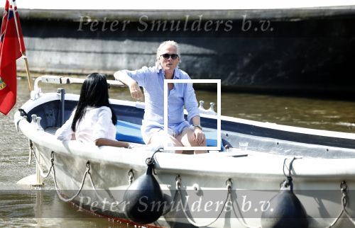 Amsterdam 11 augustus 2024
Jort Kelder en (een) vriendin op zijn sloep op de grachten van Amsterdam op mooie zonnige zondagmiddag . Ze varen naar zijn huis / appartement in omgeving Artis.