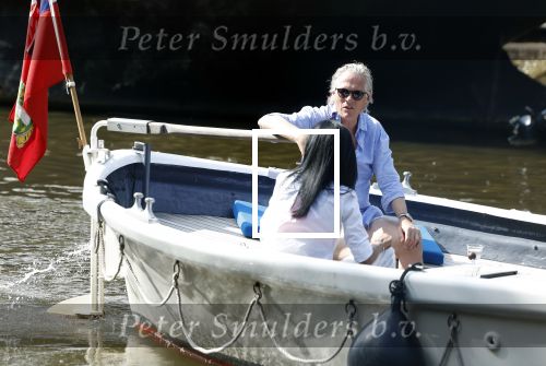 Amsterdam 11 augustus 2024
Jort Kelder en (een) vriendin op zijn sloep op de grachten van Amsterdam op mooie zonnige zondagmiddag . Ze varen naar zijn huis / appartement in omgeving Artis.