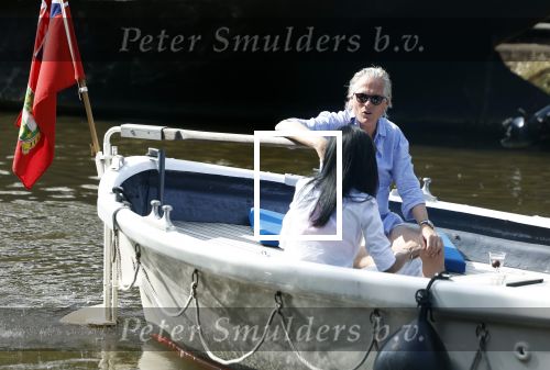 Amsterdam 11 augustus 2024
Jort Kelder en (een) vriendin op zijn sloep op de grachten van Amsterdam op mooie zonnige zondagmiddag . Ze varen naar zijn huis / appartement in omgeving Artis.
