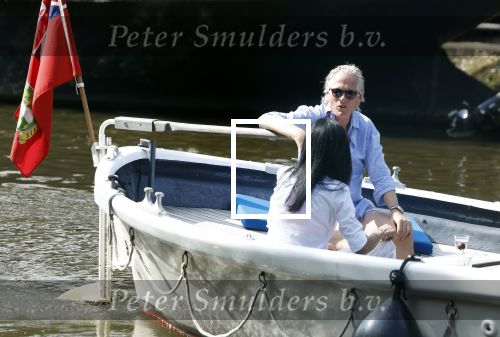Amsterdam 11 augustus 2024
Jort Kelder en (een) vriendin op zijn sloep op de grachten van Amsterdam op mooie zonnige zondagmiddag . Ze varen naar zijn huis / appartement in omgeving Artis.
