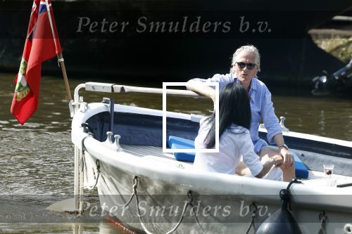 Amsterdam 11 augustus 2024
Jort Kelder en (een) vriendin op zijn sloep op de grachten van Amsterdam op mooie zonnige zondagmiddag . Ze varen naar zijn huis / appartement in omgeving Artis.