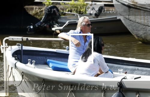 Amsterdam 11 augustus 2024
Jort Kelder en (een) vriendin op zijn sloep op de grachten van Amsterdam op mooie zonnige zondagmiddag . Ze varen naar zijn huis / appartement in omgeving Artis.
