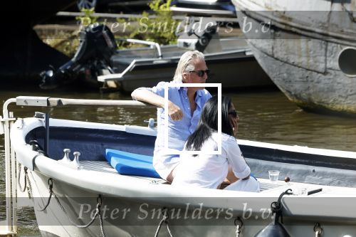 Amsterdam 11 augustus 2024
Jort Kelder en (een) vriendin op zijn sloep op de grachten van Amsterdam op mooie zonnige zondagmiddag . Ze varen naar zijn huis / appartement in omgeving Artis.