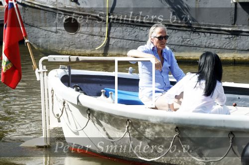 Amsterdam 11 augustus 2024
Jort Kelder en (een) vriendin op zijn sloep op de grachten van Amsterdam op mooie zonnige zondagmiddag . Ze varen naar zijn huis / appartement in omgeving Artis.