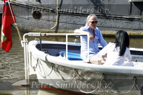 Amsterdam 11 augustus 2024
Jort Kelder en (een) vriendin op zijn sloep op de grachten van Amsterdam op mooie zonnige zondagmiddag . Ze varen naar zijn huis / appartement in omgeving Artis.
