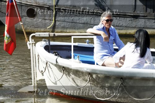 Amsterdam 11 augustus 2024
Jort Kelder en (een) vriendin op zijn sloep op de grachten van Amsterdam op mooie zonnige zondagmiddag . Ze varen naar zijn huis / appartement in omgeving Artis.