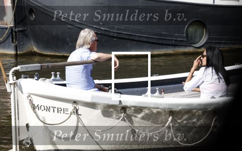 Amsterdam 11 augustus 2024
Jort Kelder en (een) vriendin op zijn sloep op de grachten van Amsterdam op mooie zonnige zondagmiddag . Ze varen naar zijn huis / appartement in omgeving Artis.