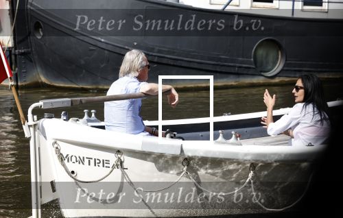 Amsterdam 11 augustus 2024
Jort Kelder en (een) vriendin op zijn sloep op de grachten van Amsterdam op mooie zonnige zondagmiddag . Ze varen naar zijn huis / appartement in omgeving Artis.