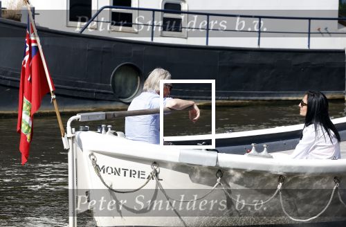 Amsterdam 11 augustus 2024
Jort Kelder en (een) vriendin op zijn sloep op de grachten van Amsterdam op mooie zonnige zondagmiddag . Ze varen naar zijn huis / appartement in omgeving Artis.